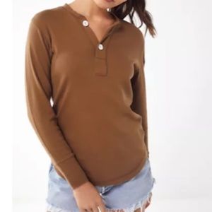 Long sleeve Henley in brown